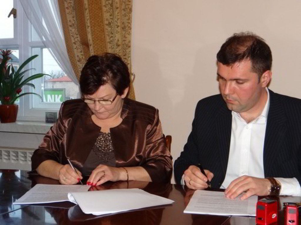Umowa na budowę szkoły w Chotomowie podpisana