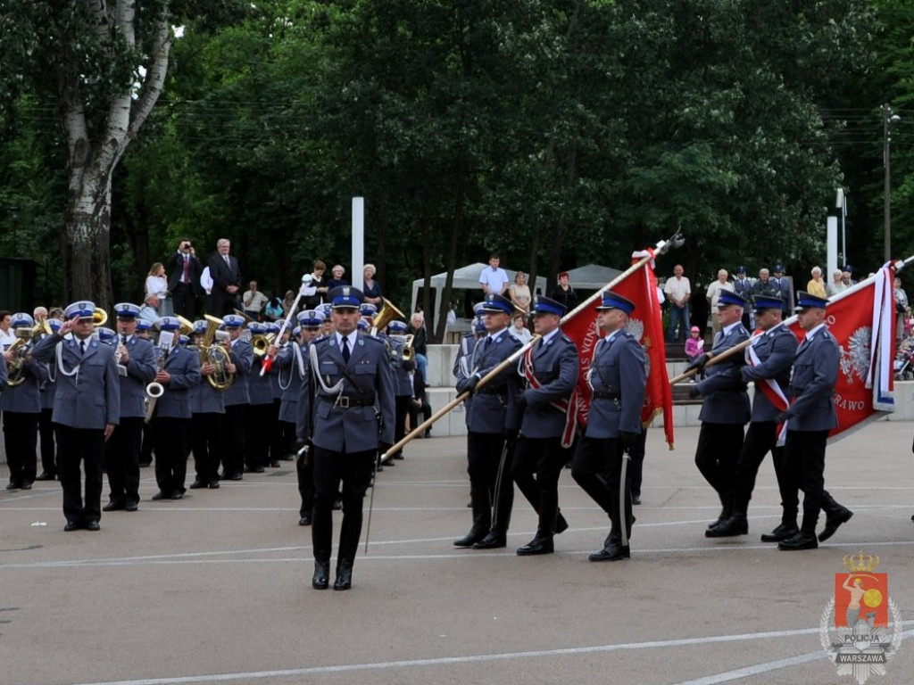 Nowodworska Policja ze sztandarem