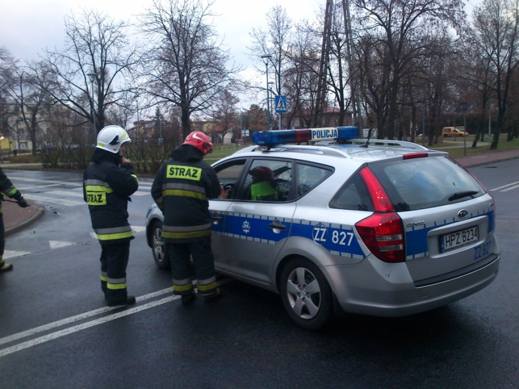 Legionowo: Plama paliwa przyczyną utrudnień w ruchu na Kwiatowej