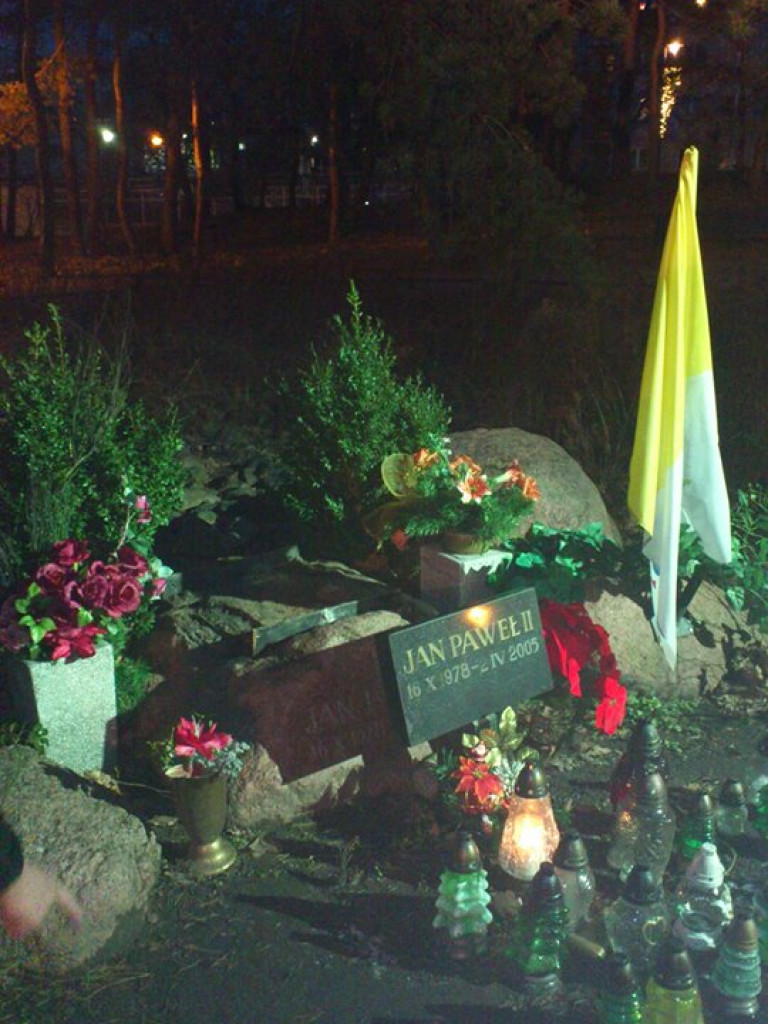 Legionowo: Wandale uszkodzili pomnik Jana Pawła II