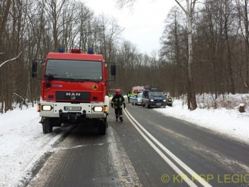 Piątkowe interwencje legionowskich strażaków: kolizja i auto w zaspie