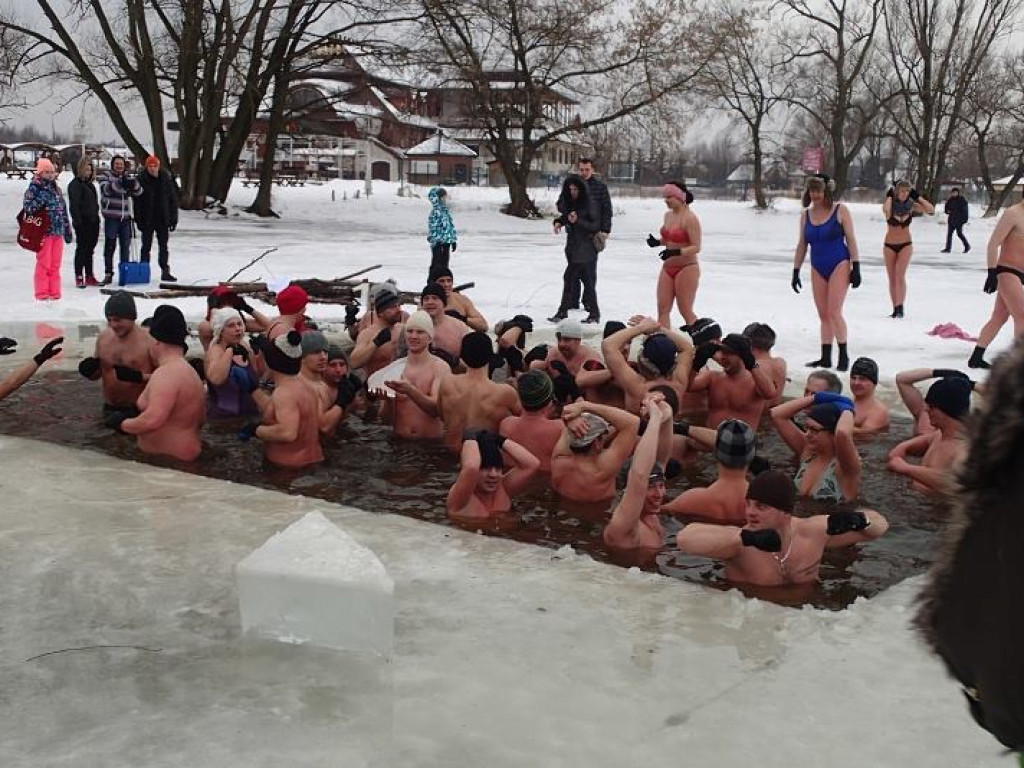Kąpali się w lodowatej wodzie Zalewu Zegrzyńskiego