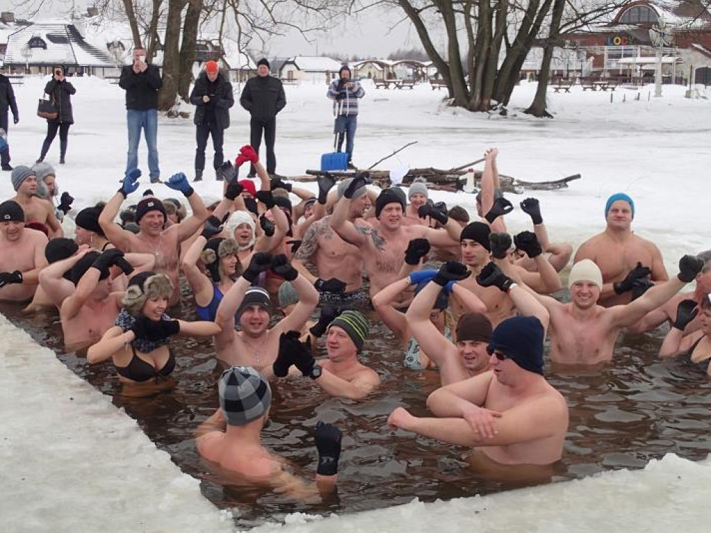 Kąpali się w lodowatej wodzie Zalewu Zegrzyńskiego