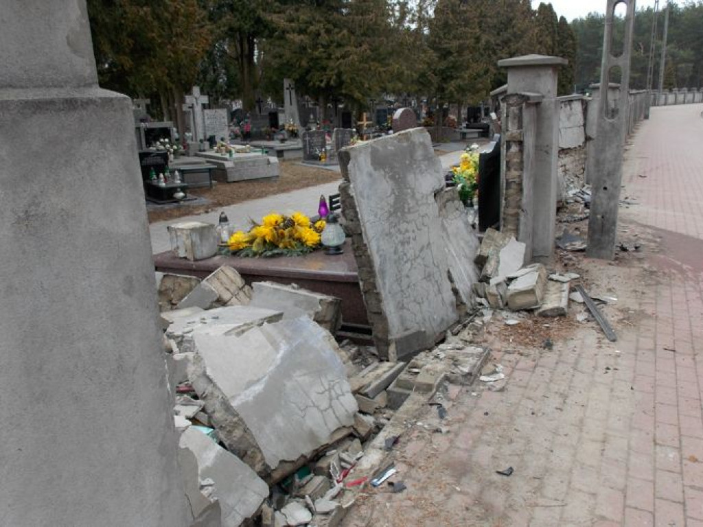 Legionowo: Staranował ogrodzenie cmentarza