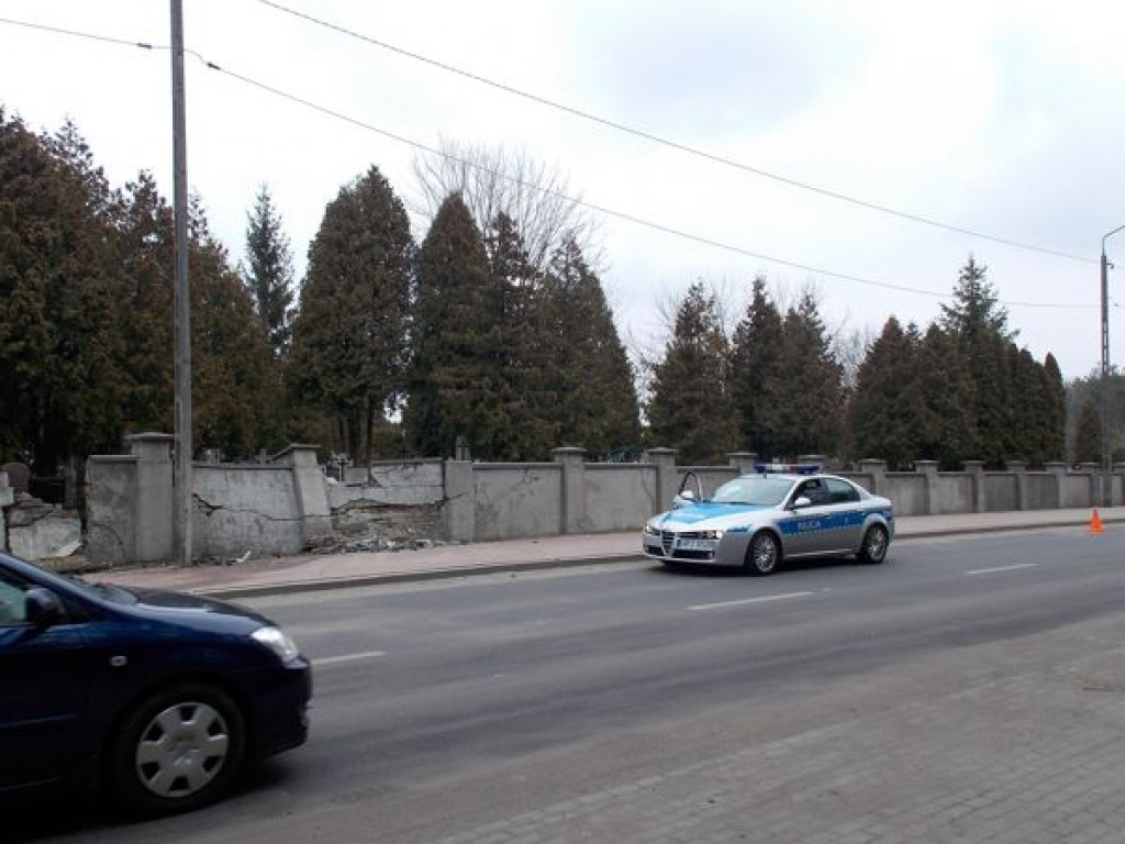 Legionowo: Staranował ogrodzenie cmentarza