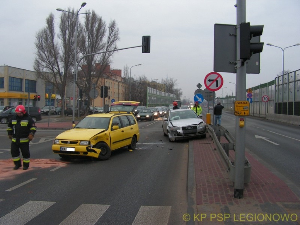 Zderzenie dwóch aut w Legionowie i potrącenie staruszek w Jachrance