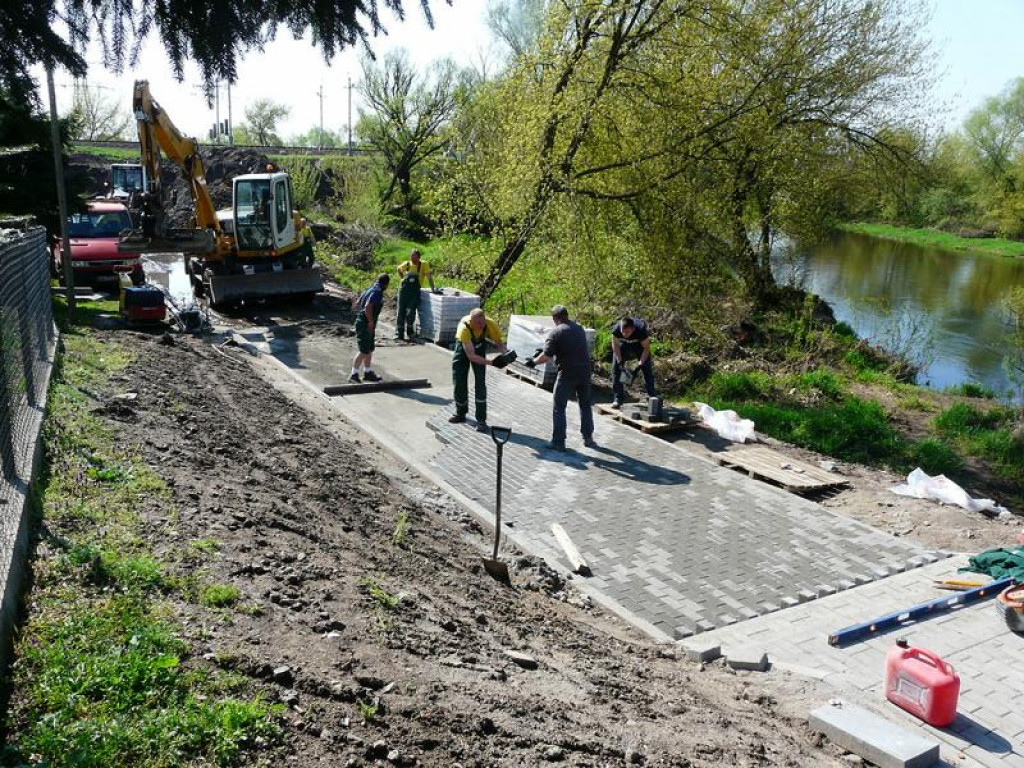 Pomiechówek: Promenada nad Wkrą w lipcu
