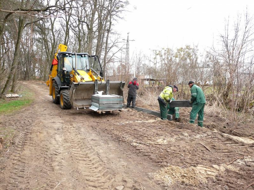 Pomiechówek: Promenada nad Wkrą w lipcu