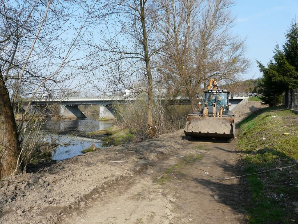 Pomiechówek: Promenada nad Wkrą w lipcu