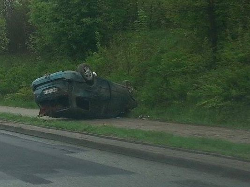 Zegrze: Niebezpieczny łuk przed mostem. Kolejne auto dachowało