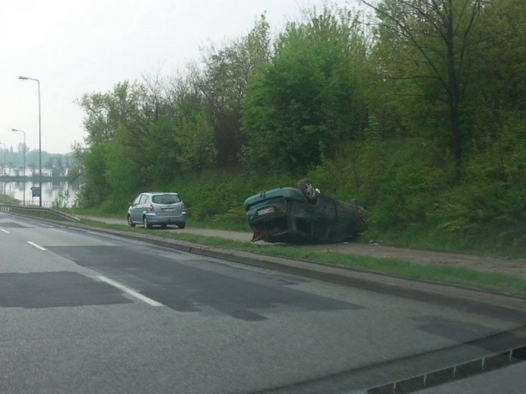 Zegrze: Niebezpieczny łuk przed mostem. Kolejne auto dachowało