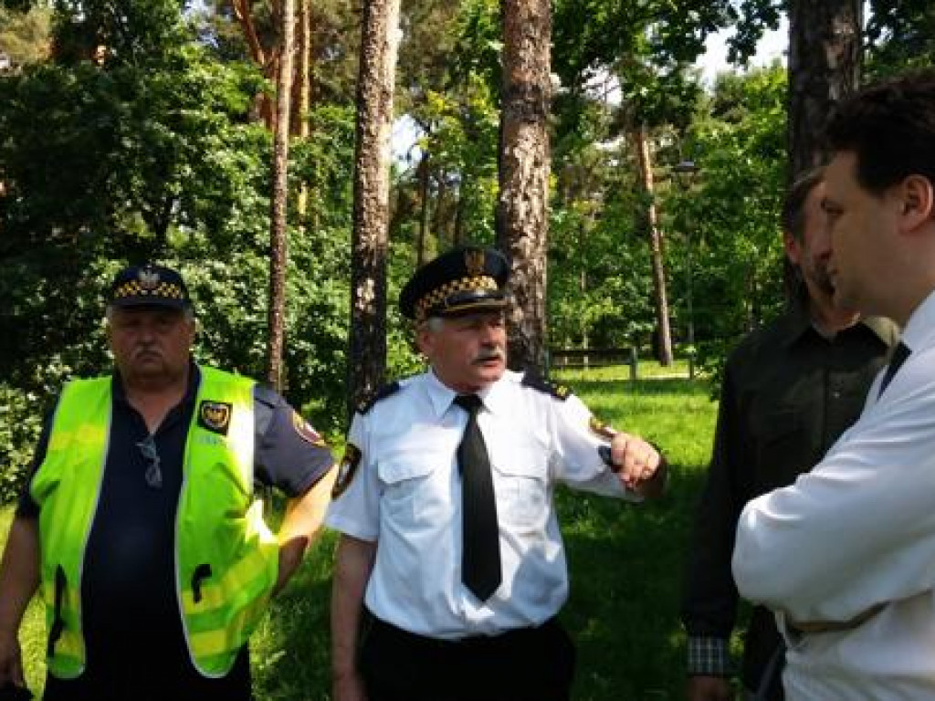 Legionowo: Dzik przy ratuszu. Część Parku Solidarności zamknięta