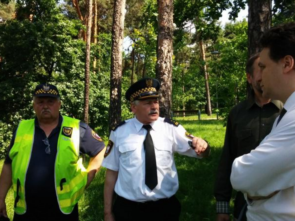 Legionowo: Dzik przy ratuszu. Część Parku Solidarności zamknięta