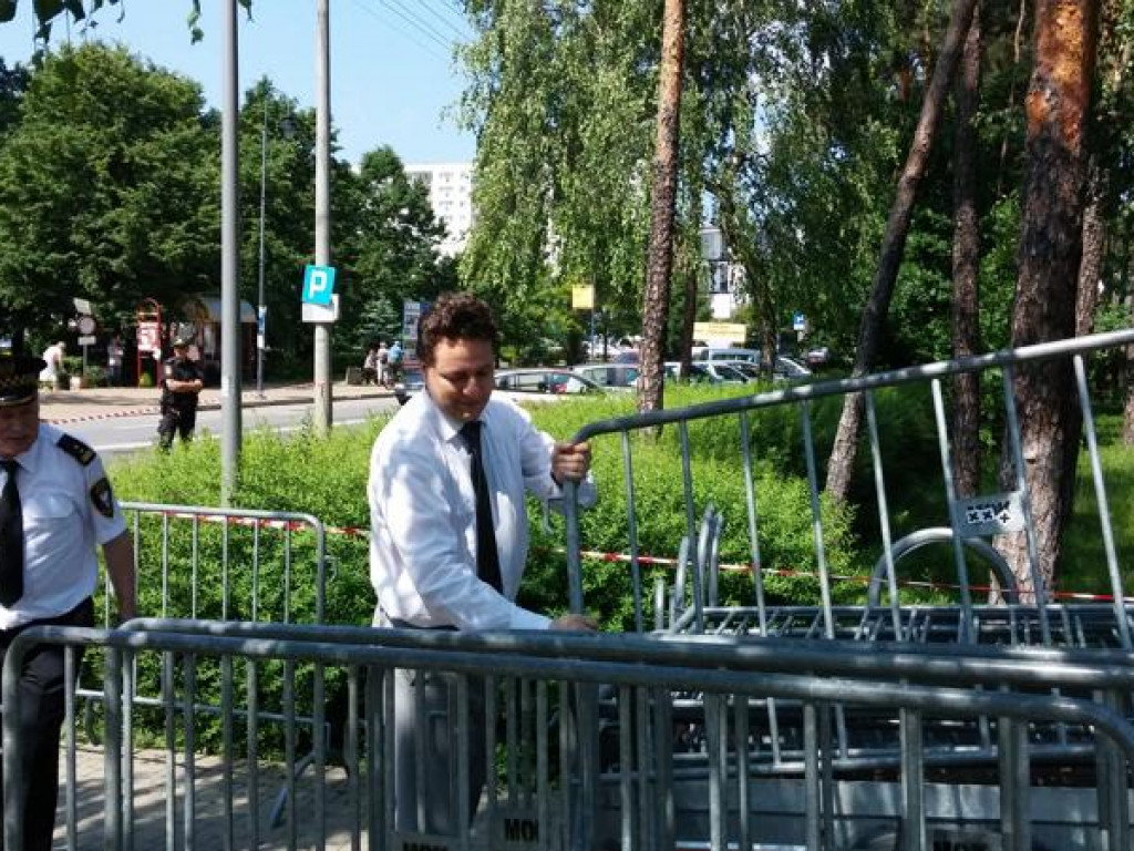 Legionowo: Dzik przy ratuszu. Część Parku Solidarności zamknięta