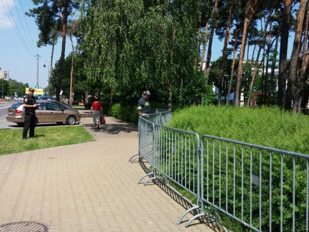 Legionowo: Dzik przy ratuszu. Część Parku Solidarności zamknięta