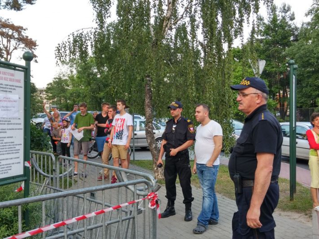 Legionowo: Dzik uciekł z Parku Solidarności. Skrył się przy Sobieskiego