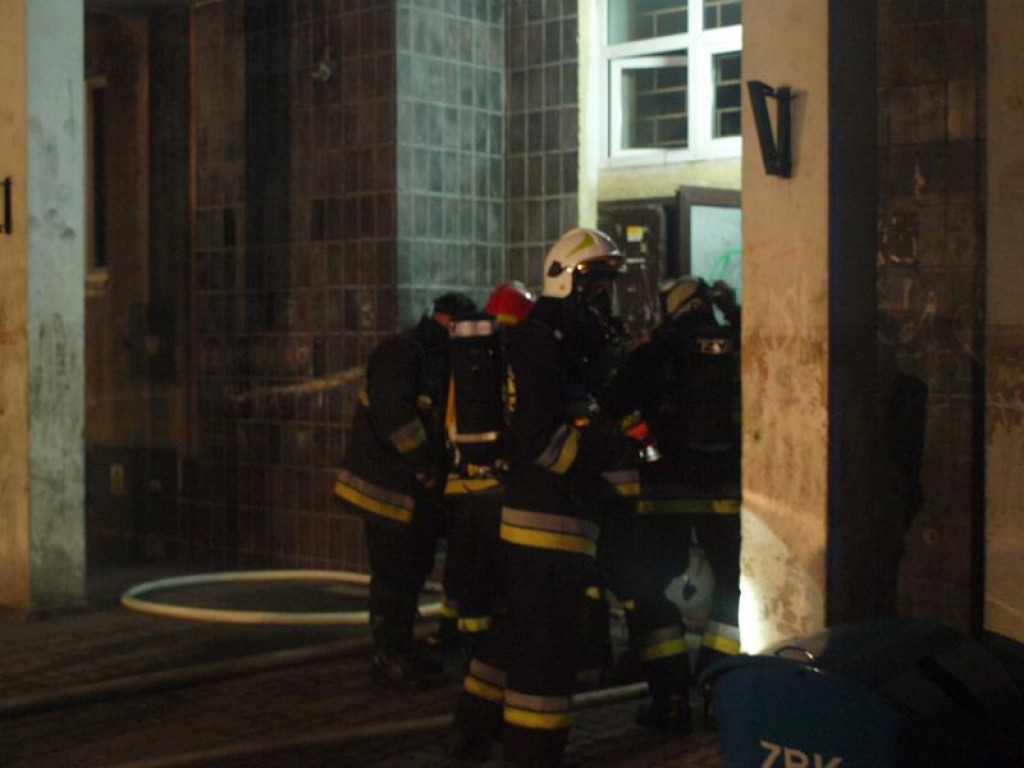 Nowy Dwór Maz.: 8 zastępów straży gasiło pożar mieszkania