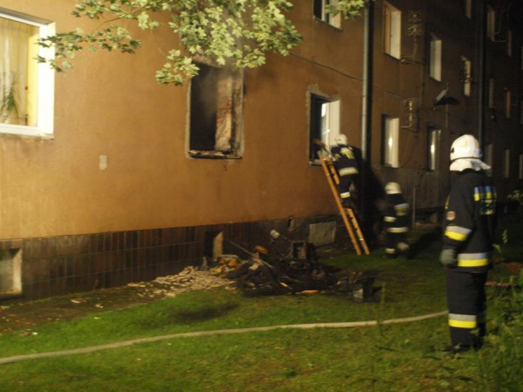 Nowy Dwór Maz.: 8 zastępów straży gasiło pożar mieszkania