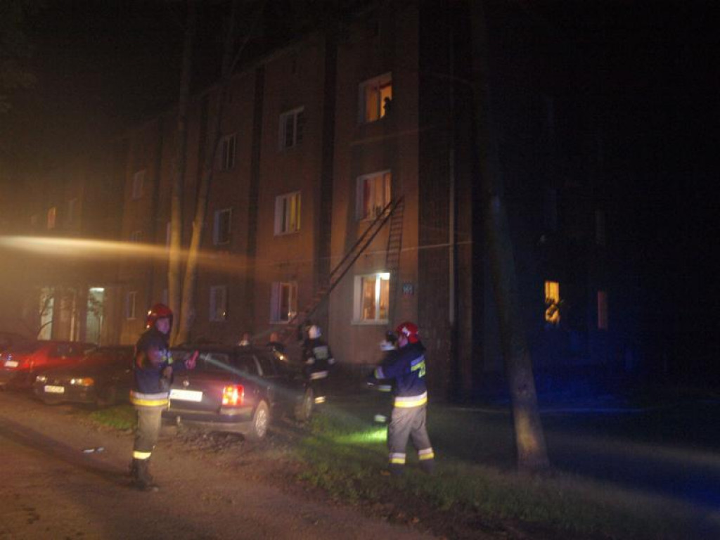 Nowy Dwór Maz.: 8 zastępów straży gasiło pożar mieszkania