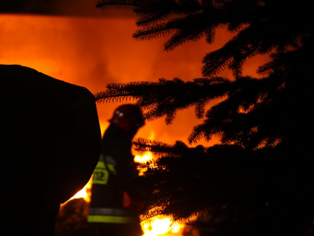 Legionowo: Groźny pożar w składzie złomu (wideo)