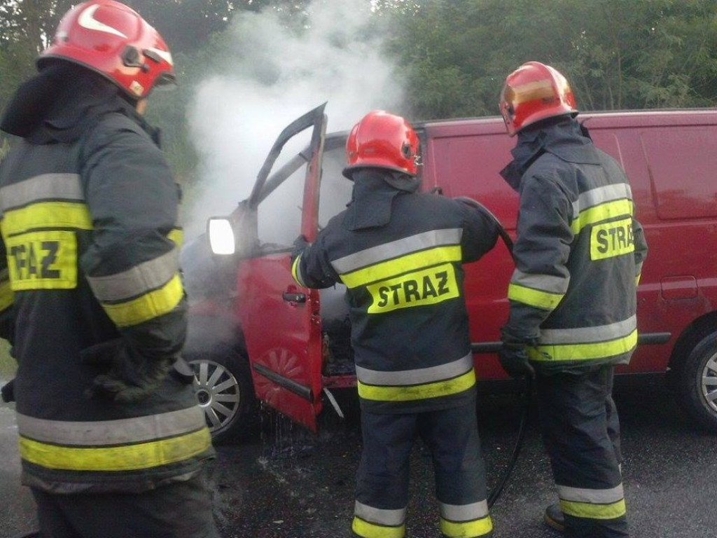 Legionowski: Pożar busa i drzewo przewrócone na dom
