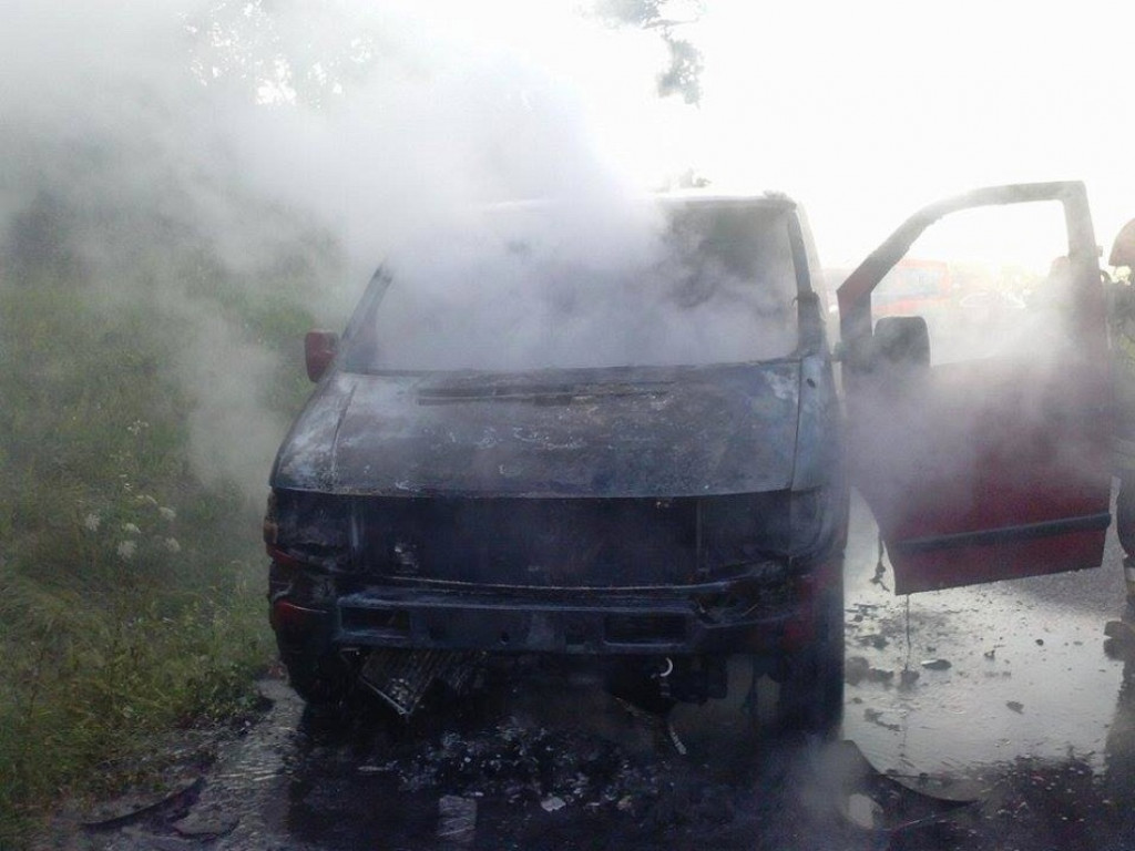 Legionowski: Pożar busa i drzewo przewrócone na dom