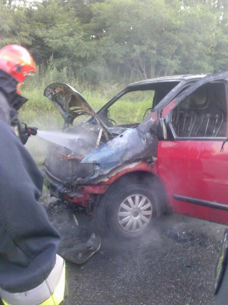 Legionowski: Pożar busa i drzewo przewrócone na dom