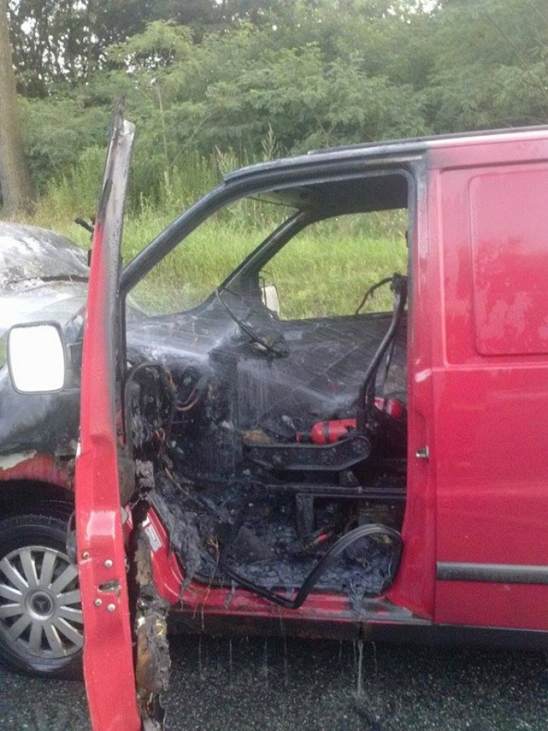 Legionowski: Pożar busa i drzewo przewrócone na dom