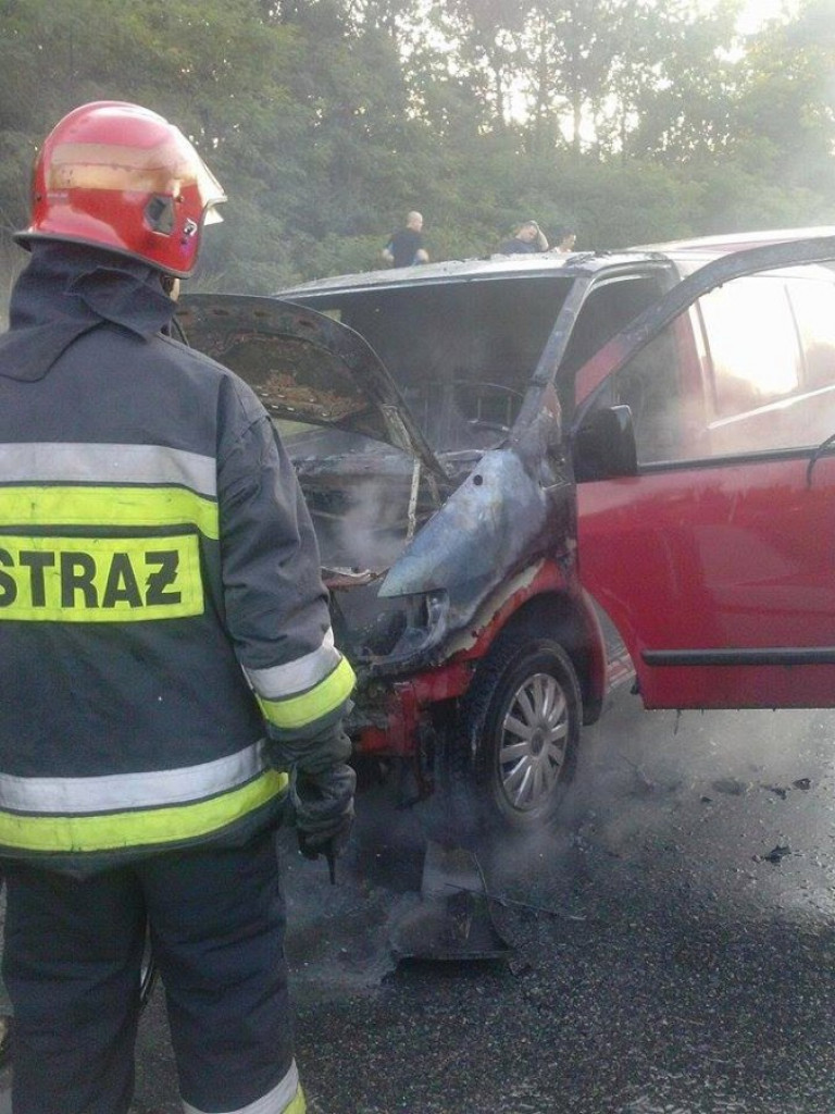 Legionowski: Pożar busa i drzewo przewrócone na dom