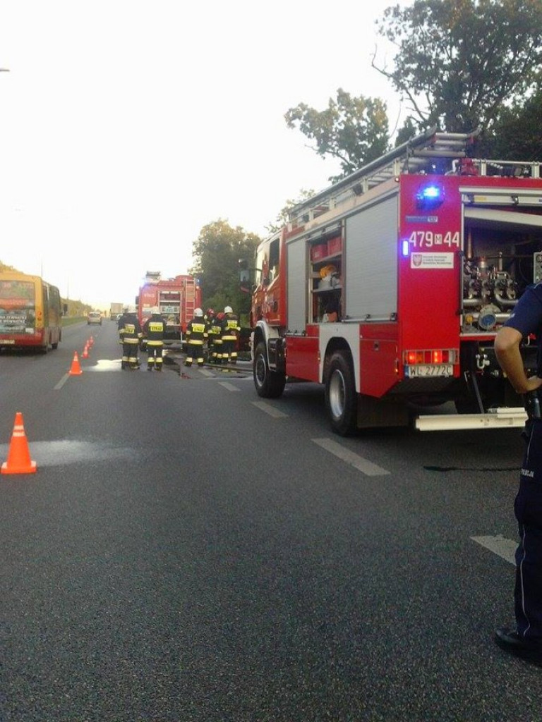 Legionowski: Pożar busa i drzewo przewrócone na dom