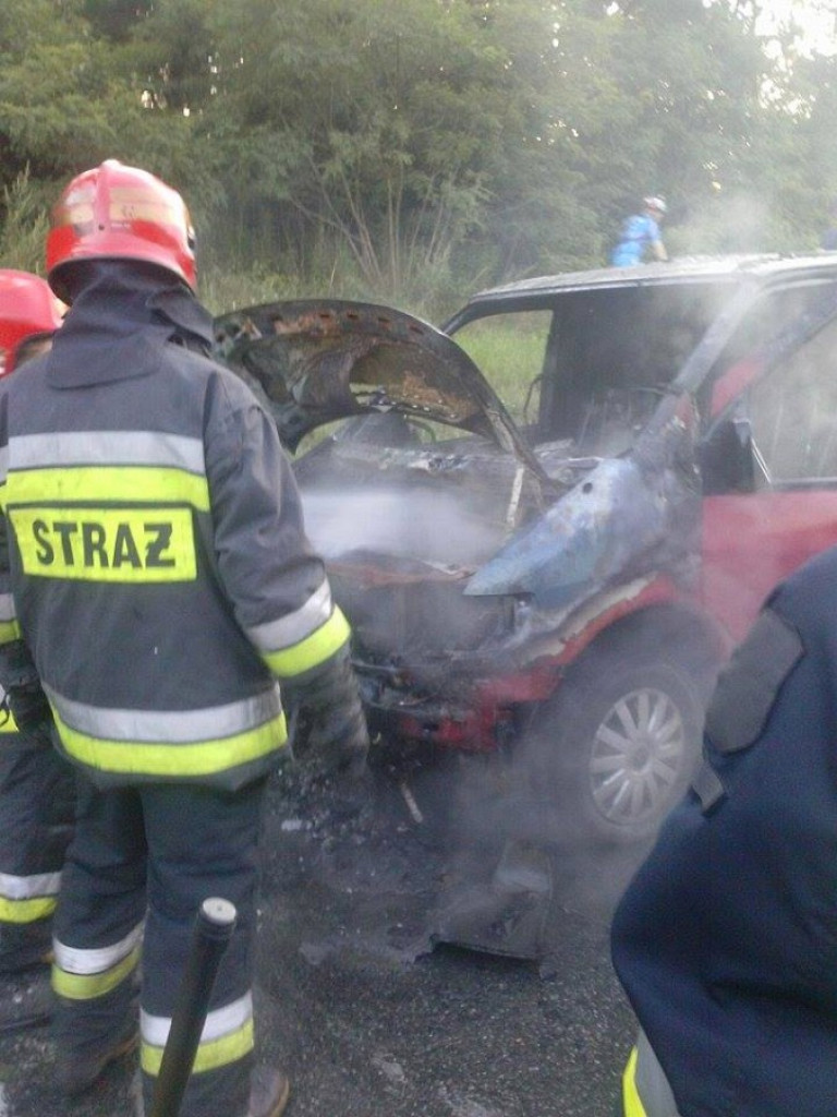 Legionowski: Pożar busa i drzewo przewrócone na dom