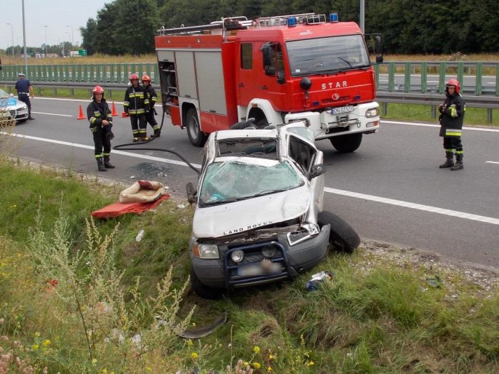 Terenówka dachowała na obwodnicy Serocka