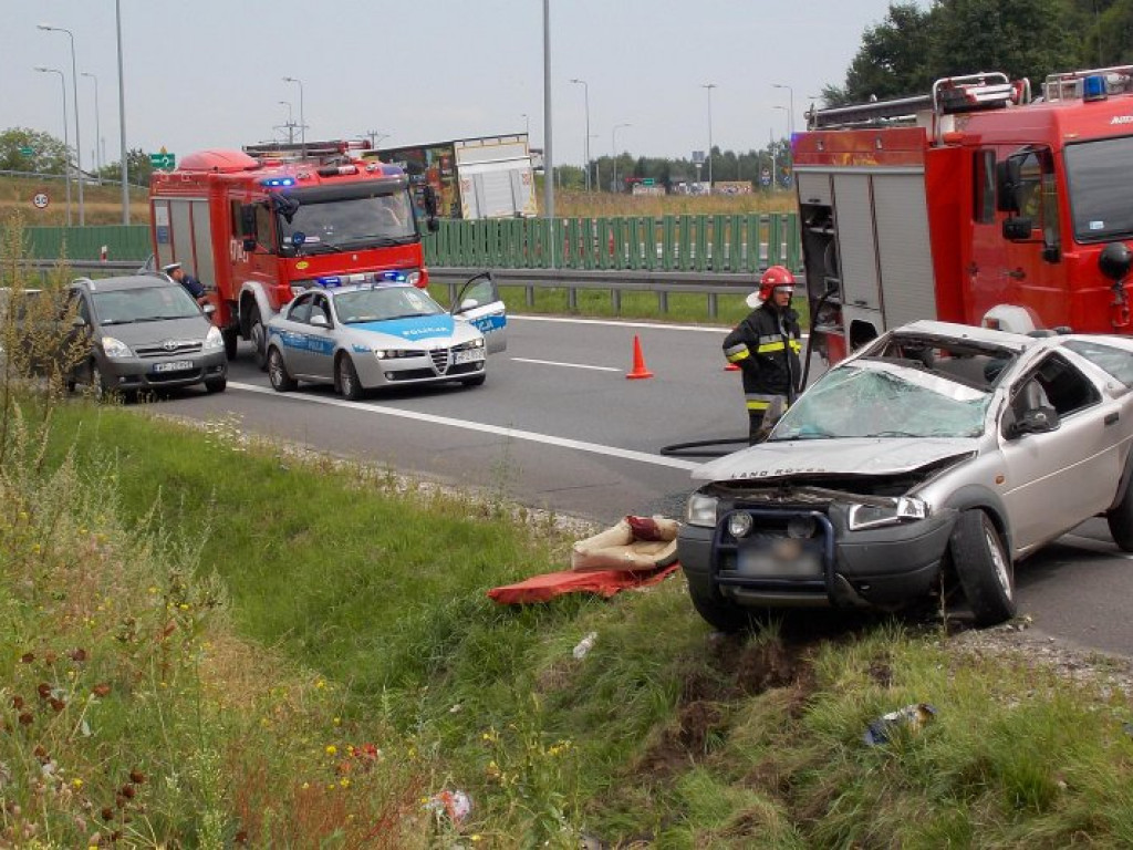 Terenówka dachowała na obwodnicy Serocka