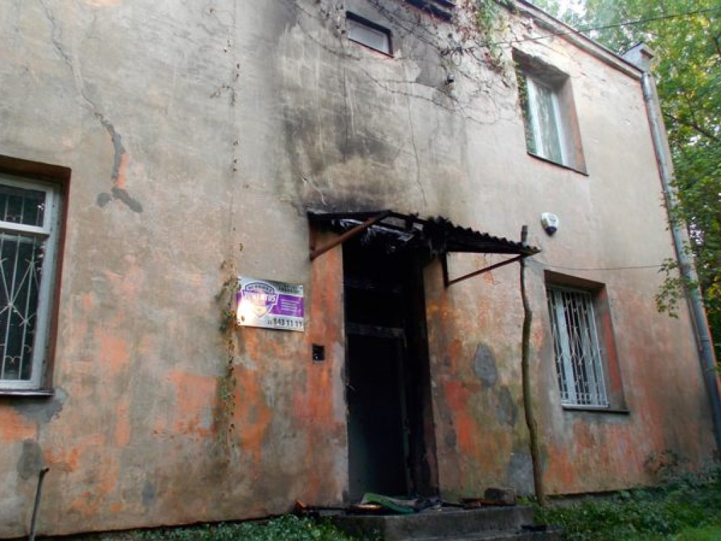 Legionowo: Strażacy gasili płonące drzwi