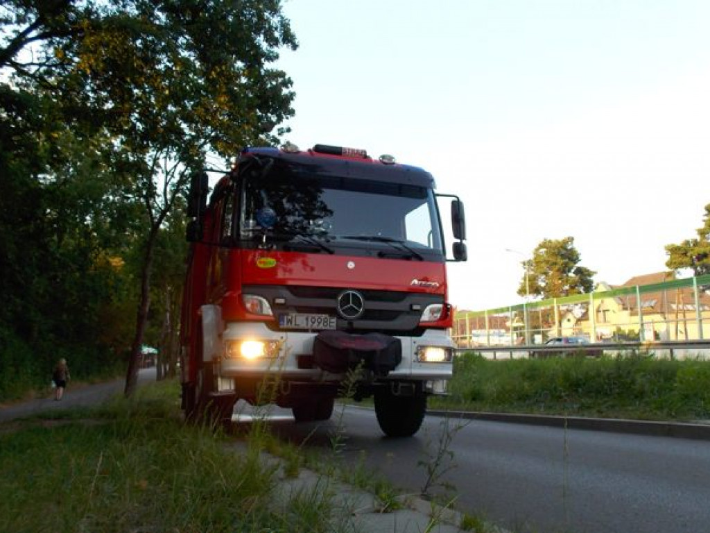 Legionowo: Strażacy gasili płonące drzwi