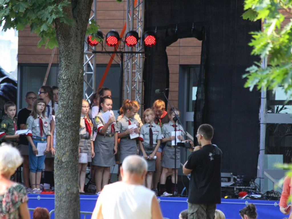 Legionowo: Powstańcze piosenki przy ratuszu