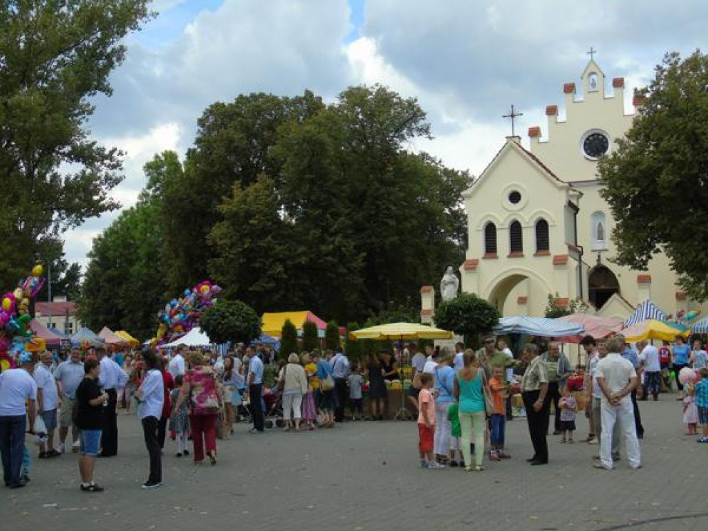 Chotomów: Teatr, euro bungie i grochówka