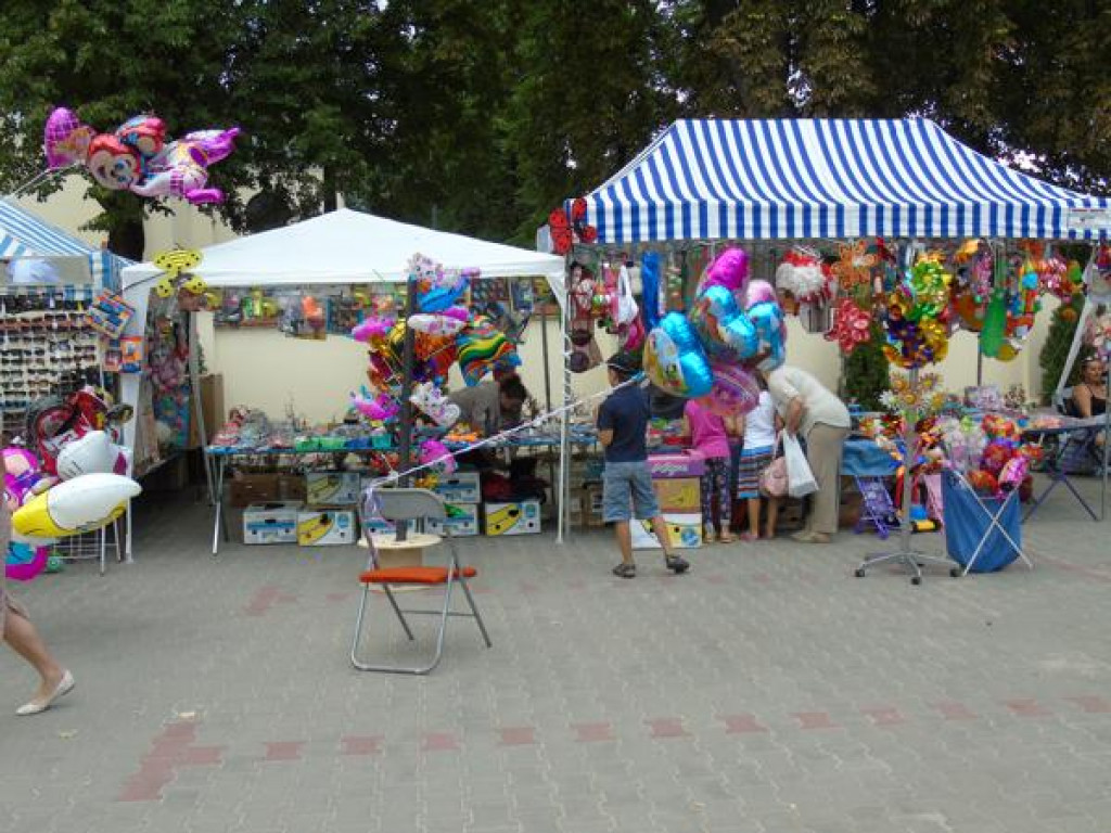 Chotomów: Teatr, euro bungie i grochówka