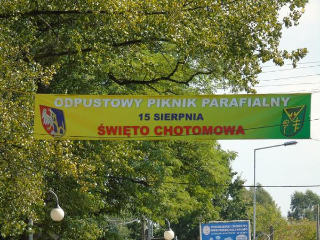 Chotomów: Teatr, euro bungie i grochówka
