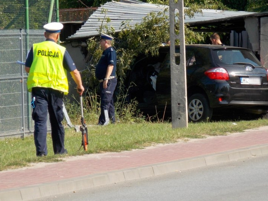 Legionowo: Toyota wypadła z drogi. Są osoby poszkodowane