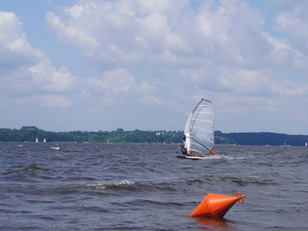Zawody windsurfingowe na Zalewie Zegrzyńskim