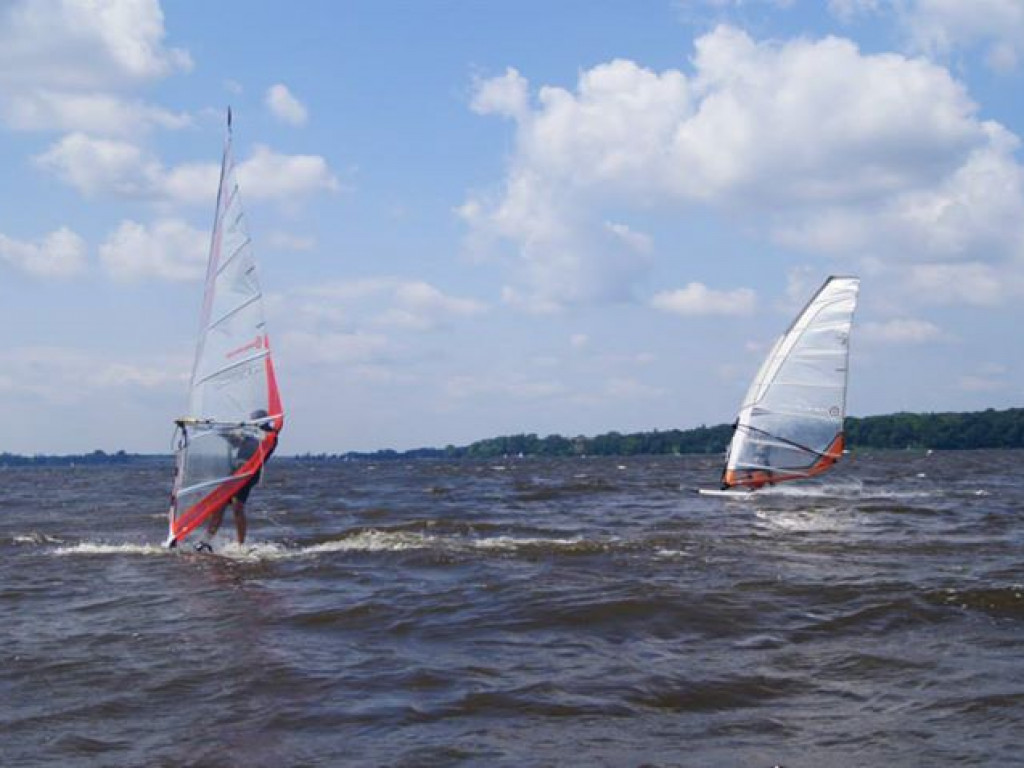 Zawody windsurfingowe na Zalewie Zegrzyńskim