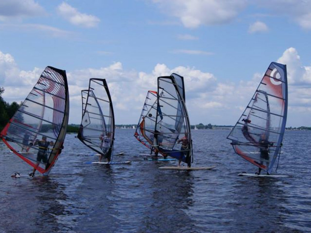 Zawody windsurfingowe na Zalewie Zegrzyńskim