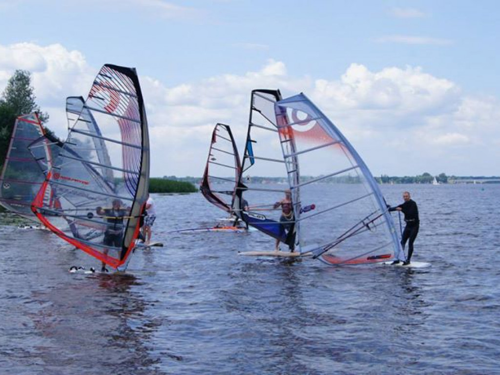 Zawody windsurfingowe na Zalewie Zegrzyńskim