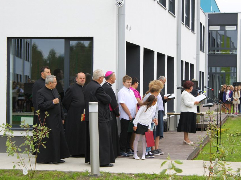 Chotomów: Poświęcili i otworzyli CEKS. Nie obyło się bez zgrzytów