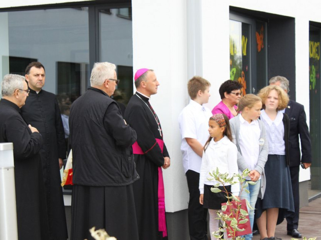 Chotomów: Poświęcili i otworzyli CEKS. Nie obyło się bez zgrzytów