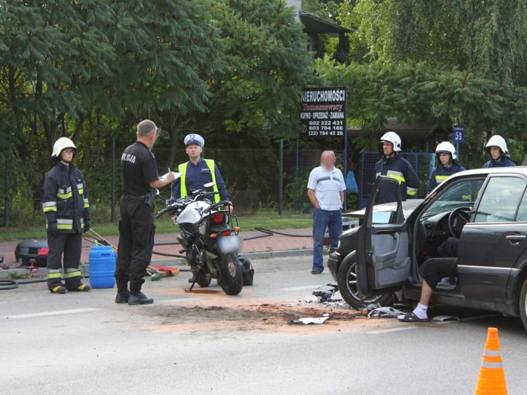 Jabłonna: Mercedes zderzył się z motocyklem na Modlińskiej