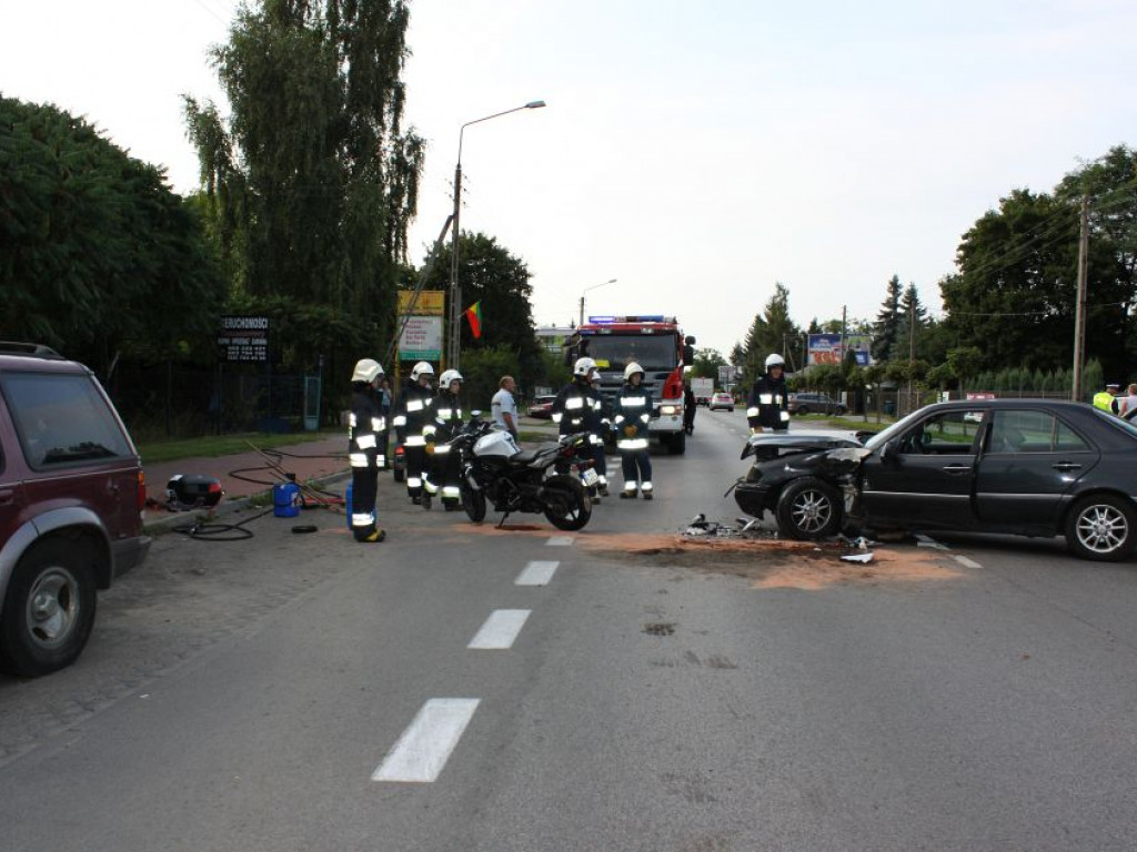 Jabłonna: Mercedes zderzył się z motocyklem na Modlińskiej