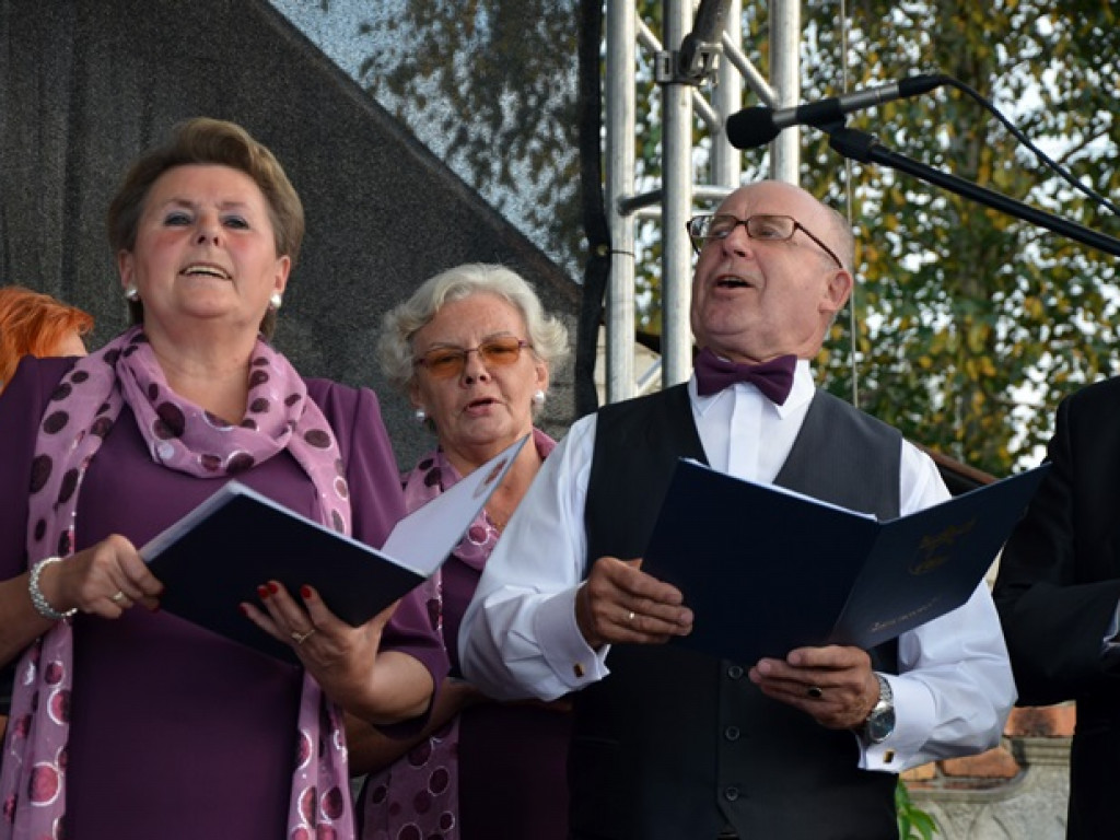 Nieporęt: Jak wójt ze starostą grochówkę serwowali, czyli Piknik Rodzinny