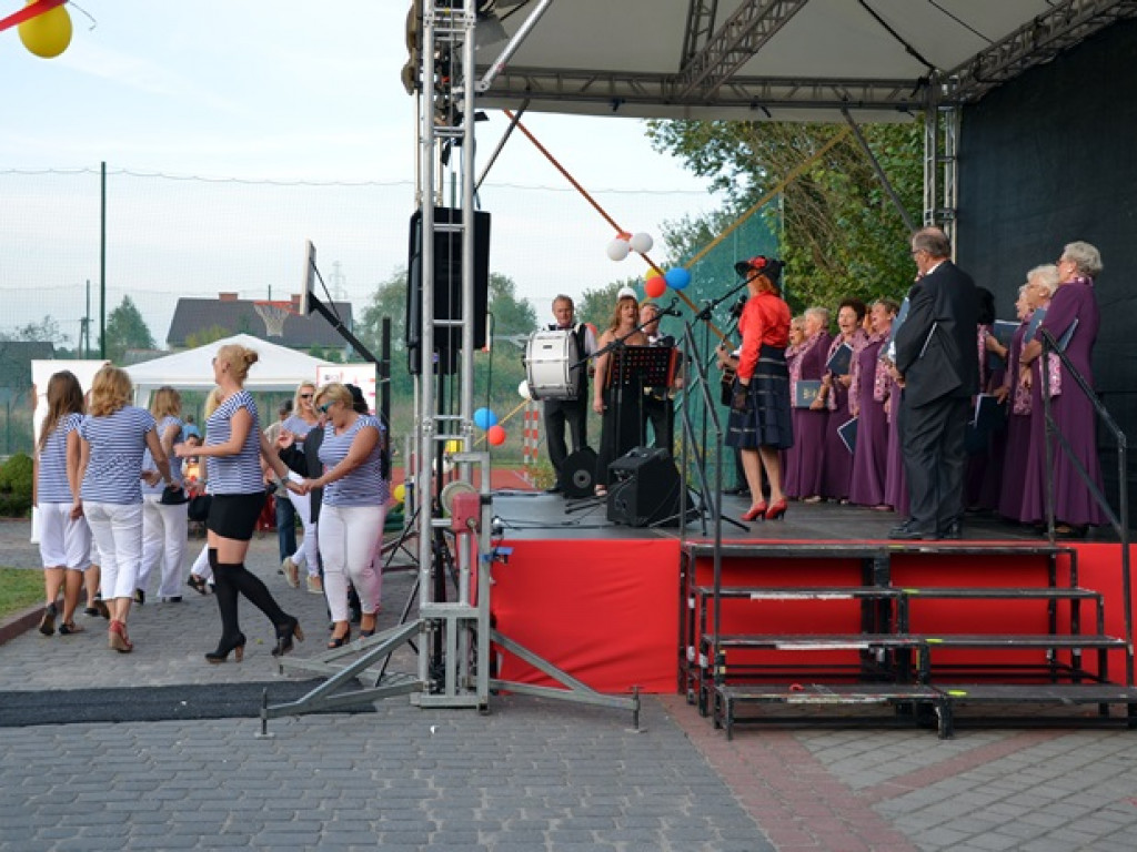 Nieporęt: Jak wójt ze starostą grochówkę serwowali, czyli Piknik Rodzinny